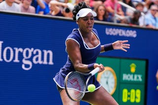 Venus Williams atinge um forehand em Flushing Meadows (Yuki Iwamura/AP)