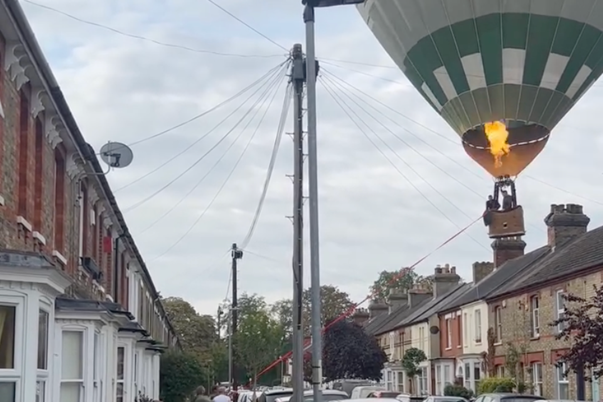 Hot air balloon narrowly avoids crashing into houses