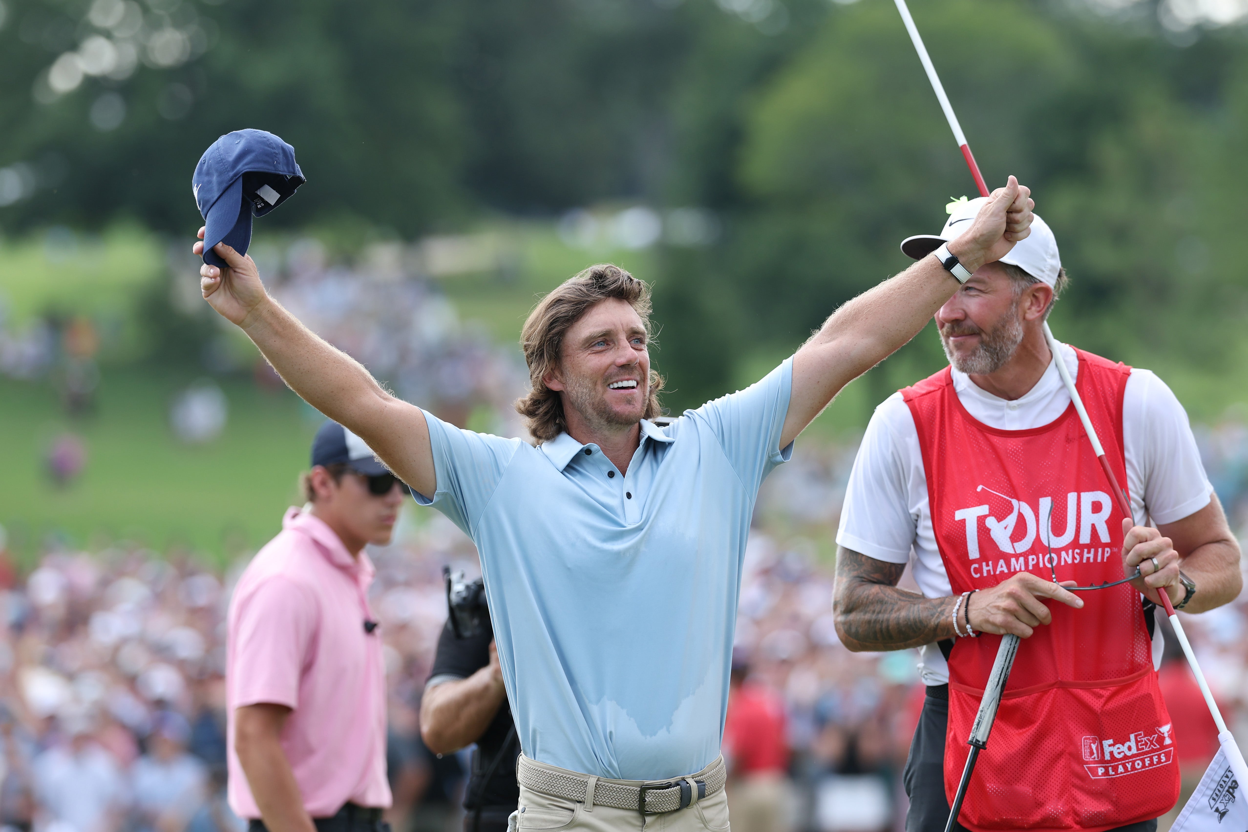 Tommy Fleetwood da Inglaterra comemora no 18º verde depois de vencer a rodada final do campeonato da turnê 2025