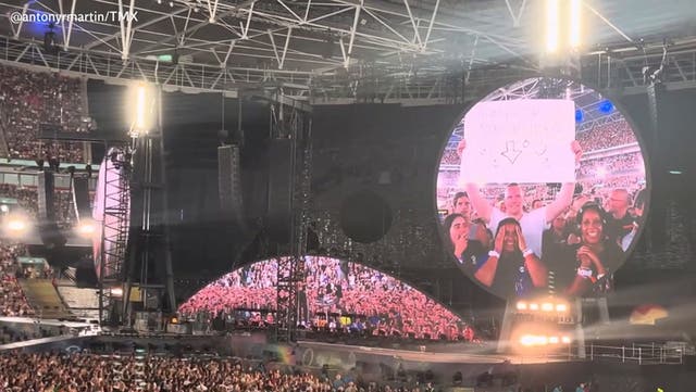 <p>Coldplay singer Chris Martin’s ‘kisscam’ captures marriage proposal at Wembley.</p>