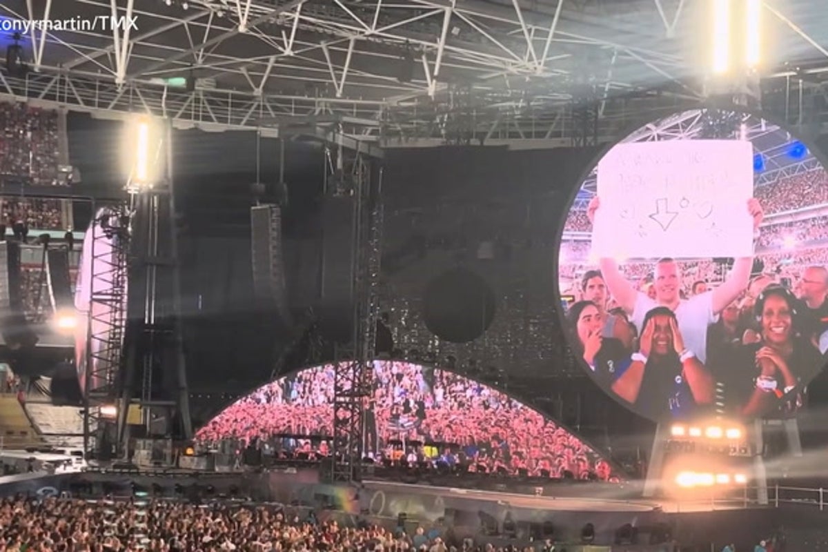Chris Martin cracks joke during Coldplay ‘kisscam’ proposal