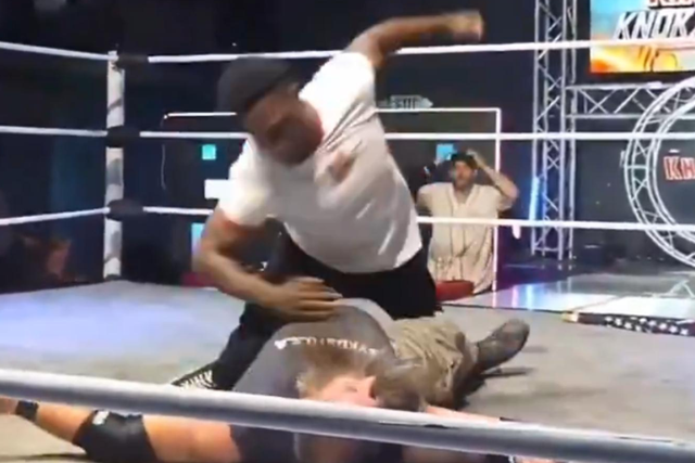 <p>Raja Jackson, el luchador de la UFC hijo de la leyenda de las artes marciales mixtas Quinton “Rampage” Jackson, es visto aquí durante un evento de lucha KnokXPro golpeando al luchador profesional Stuart Smith —alias “Syko Stu”— mientras está inconsciente en la lona</p>