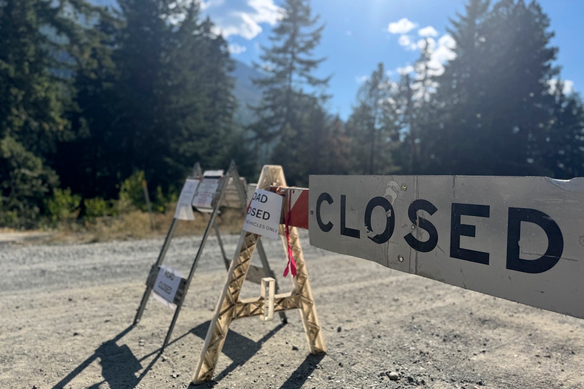 FBI bushwhacks in Washington forest for traces of Travis Decker, wanted in deaths of 3 daughters