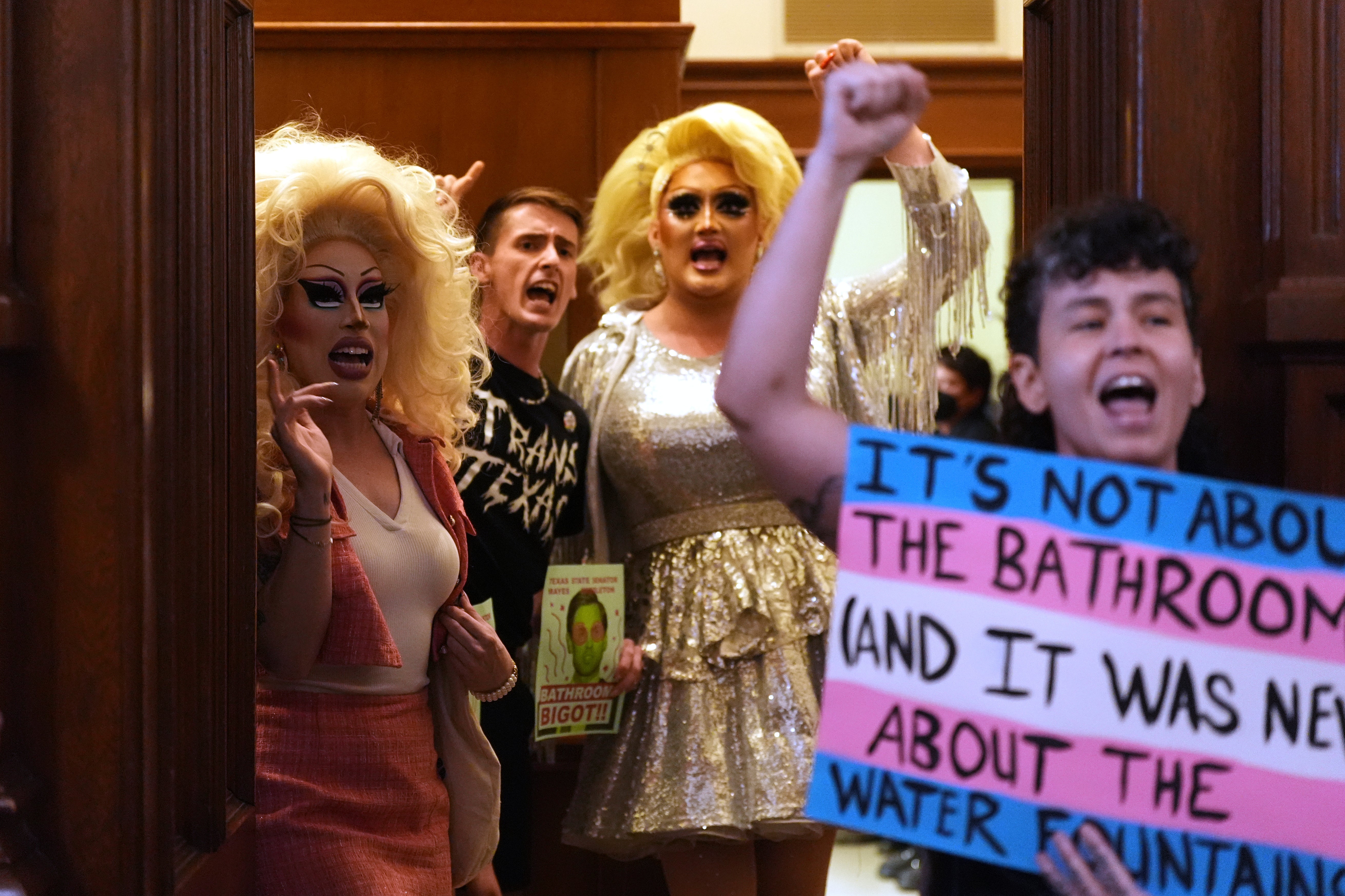 Manifestantes tomam banheiro feminino enquanto falam contra um projeto de lei de banheiro anti-transgênero no Capitólio do Texas em Austin, Texas, sexta-feira, 22 de agosto de 2025. (AP Photo/Eric Gay)