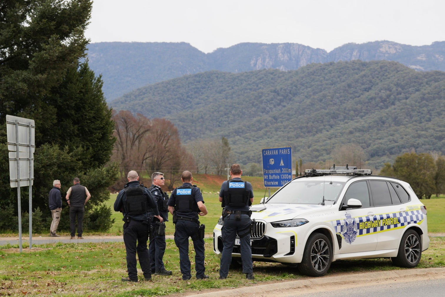 Police wait near the scene of a shooting in the high country of Porepunkah in the state of Victoria, Australia, Tuesday, 26 August 2025