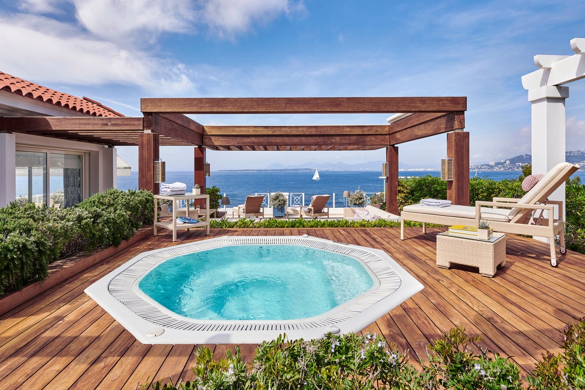 Hotel du Cap‑Eden‑Roc bans influencer photo shoots after guest complaints
