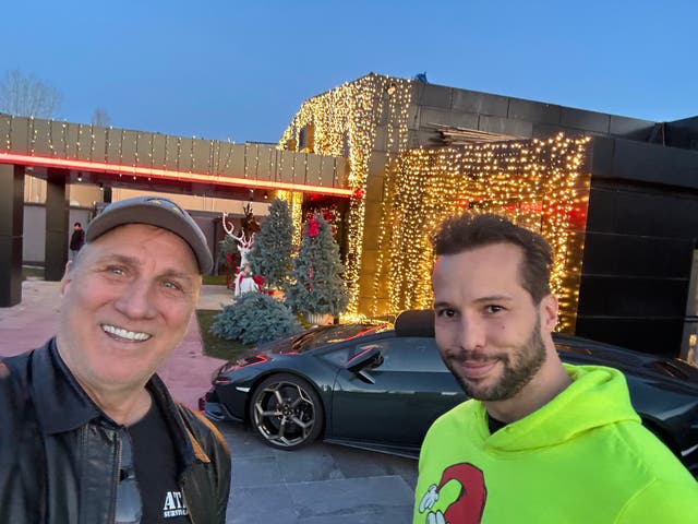 <p>Ron Hubbard with the controversial influencer Tristan Tate, for whom he is currently building a mega-bunker</p>