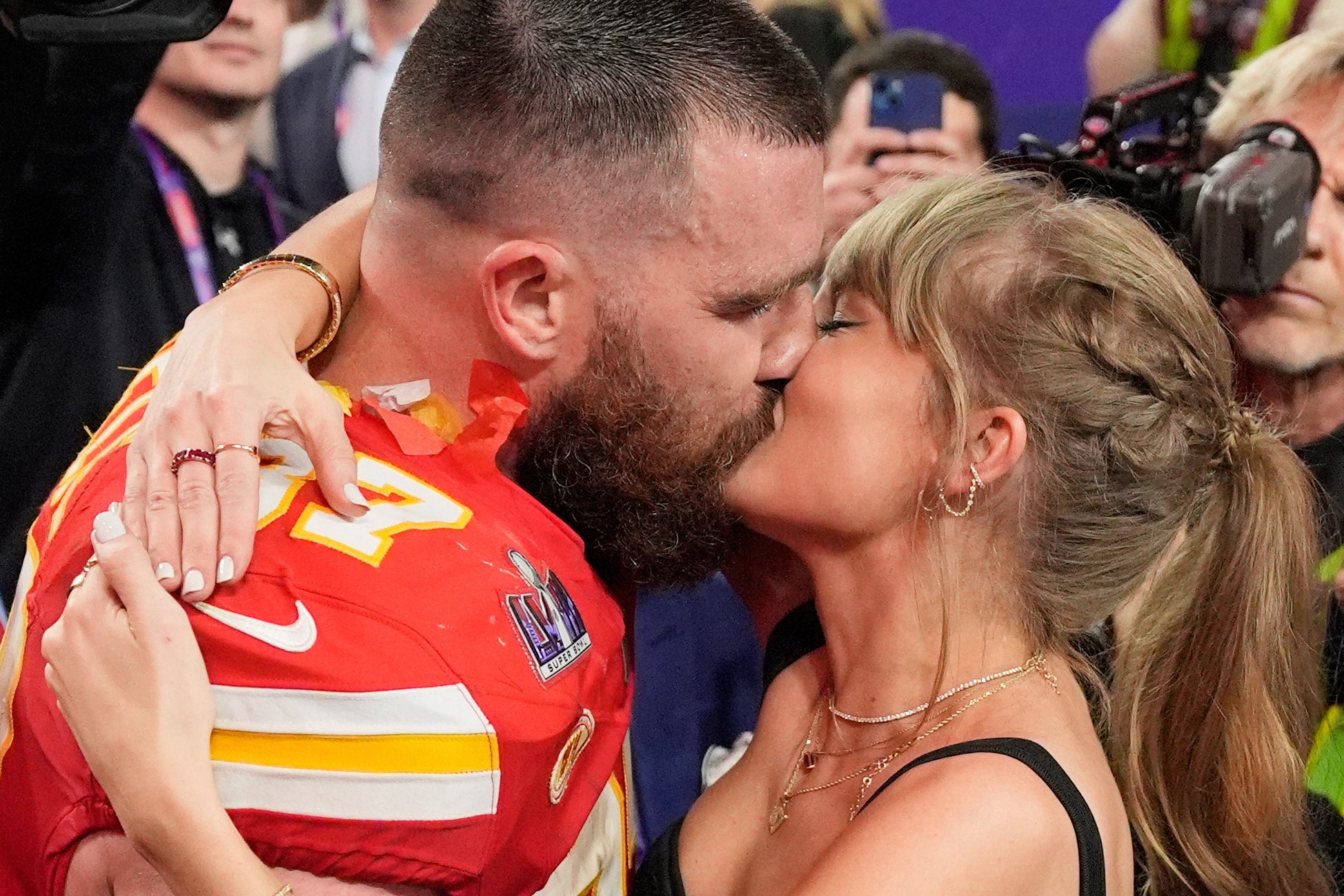 TAYLOR SWIFT-TRAVIS KELCE-COMPROMISO