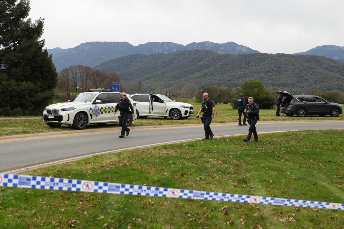 Australia police shooting latest: Two officers dead and search underway for gunman &lsquo;accompanied by children&rsquo;