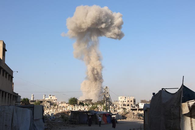 <p>Smoke billows after an Israeli army operation in the Zeitoun neighbourhood of Gaza City</p>