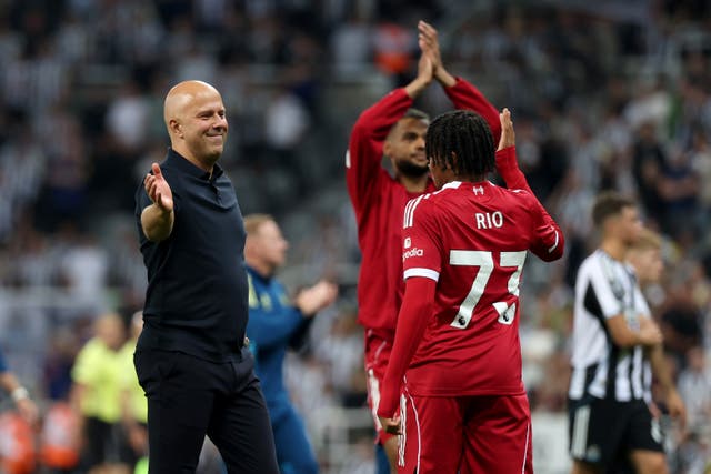 <p>Liverpool head coach Arne Slot celebrates with match-winner Rio Ngumoha</p>