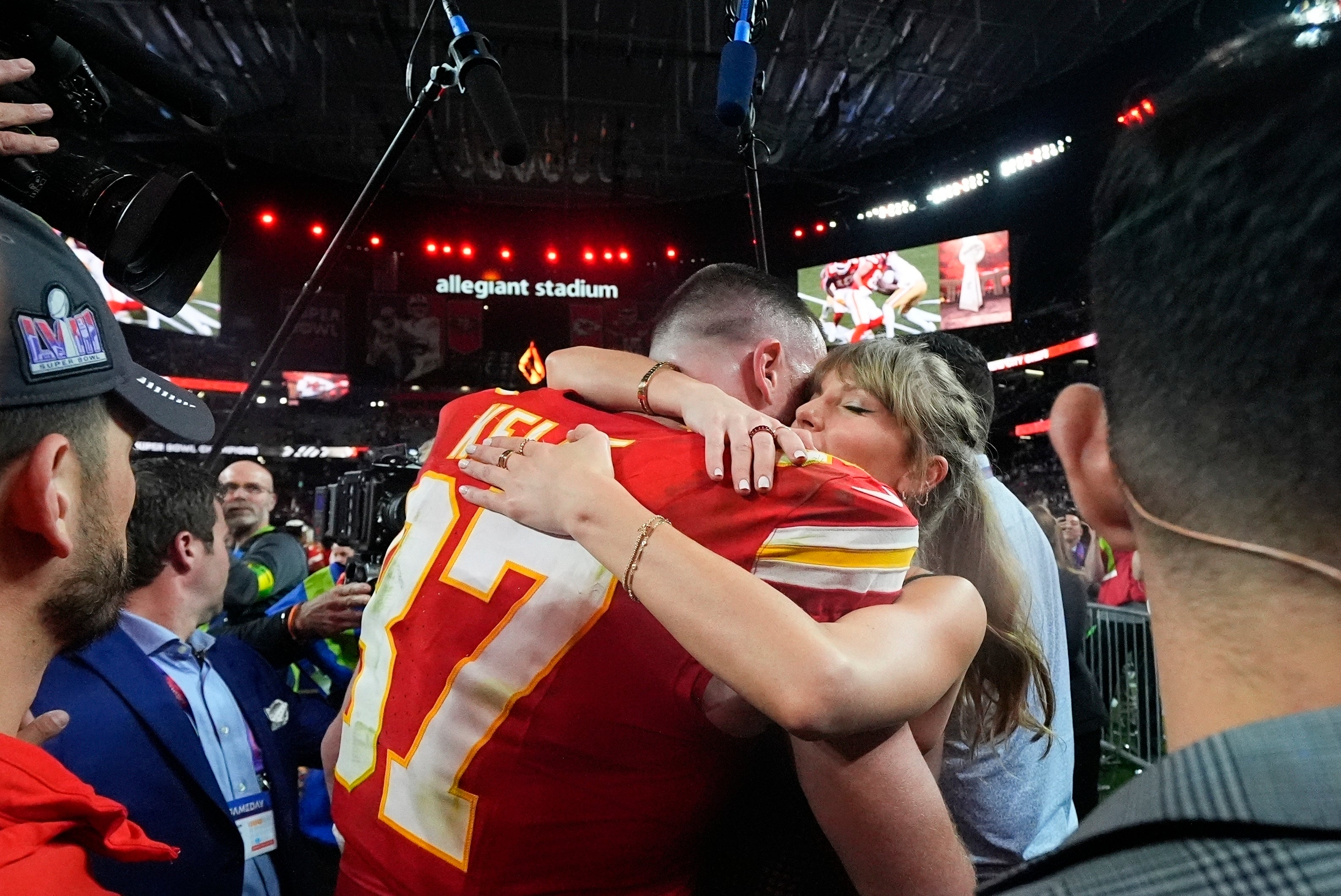 TAYLOR SWIFT-TRAVIS KELCE