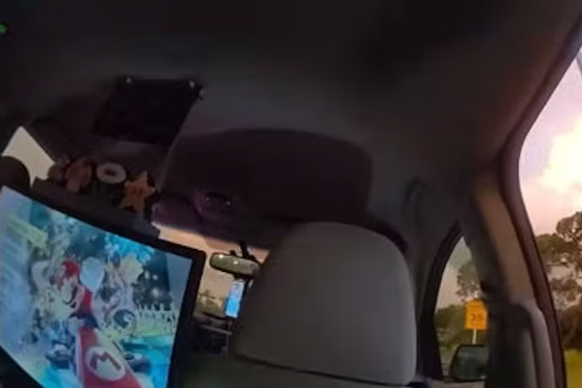Cop chasing suspect catches a ride with Lyft driver (with Mario Kart playing in the back)