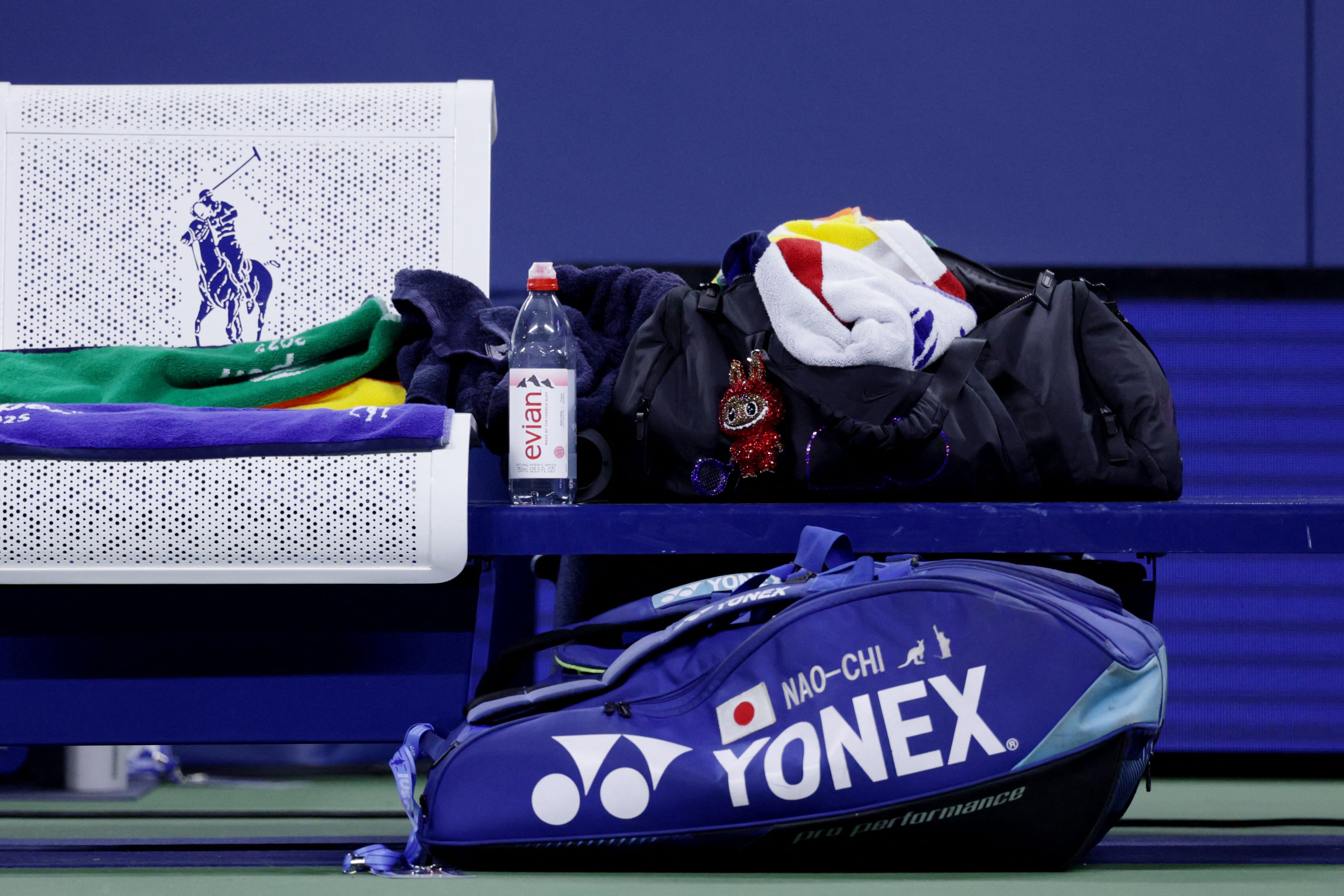 Naomi Osaka Bag é vista durante sua primeira rodada contra Gree Minnen na Bélgica - completa com Red Labubu