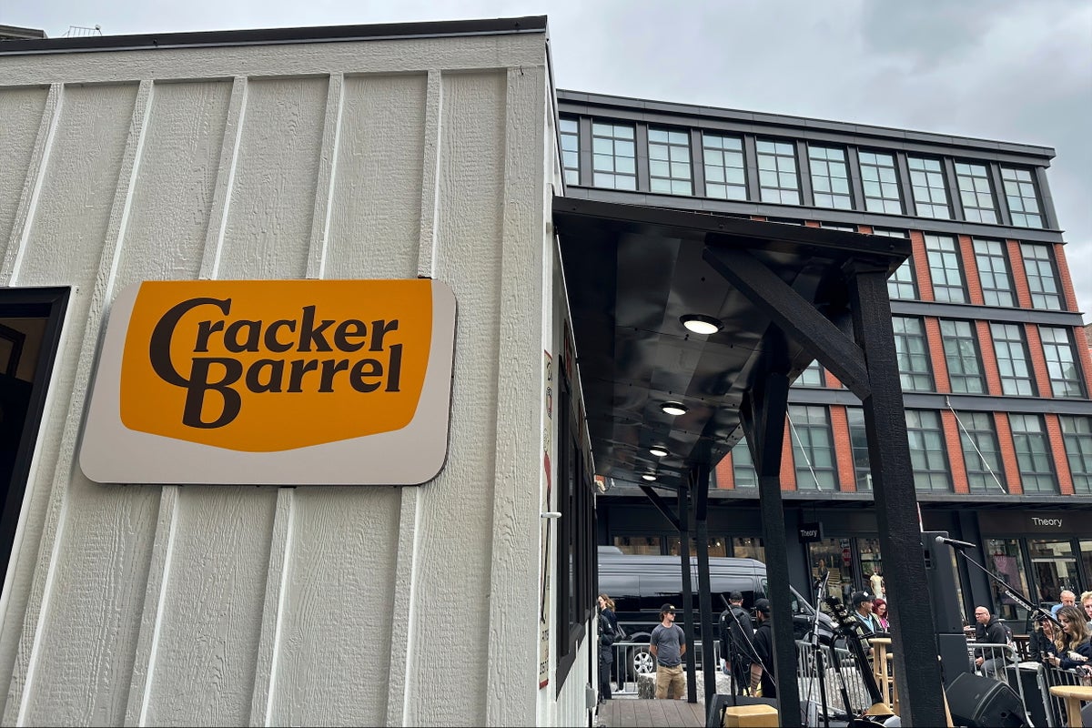 https://static.independent.co.uk/2025/08/27/20/Cracker_Barrel_New_Logo_49134.jpg?width=1200&height=800&crop=1200:800