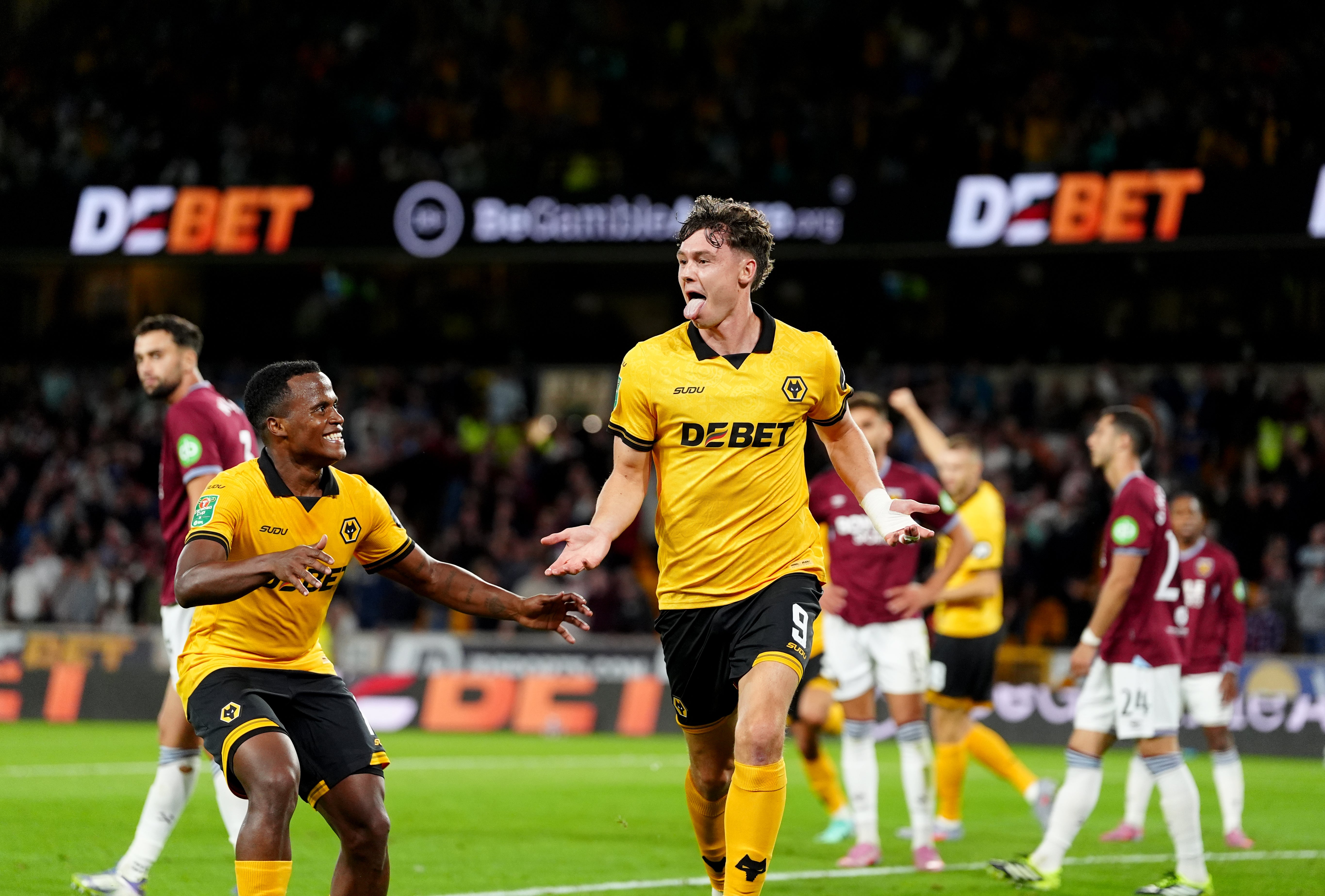 O Jorgen Strand, de Wolverhampton Wanderers, comemora marcar o terceiro gol de sua equipe