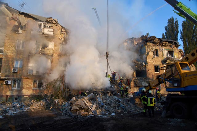 <p>Firefighters extinguish fire in a building after a Russian missile attack in Kyiv</p>
