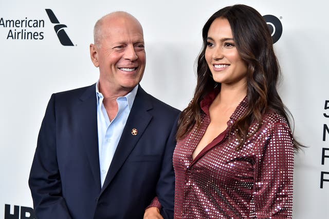 <p>Bruce Willis y su esposa Emma Heming Willis asisten al estreno de la película 'Huérfanos de Brooklyn' durante el 57º Festival de Cine de Nueva York el 11 de octubre de 2019, en la ciudad de Nueva York</p>