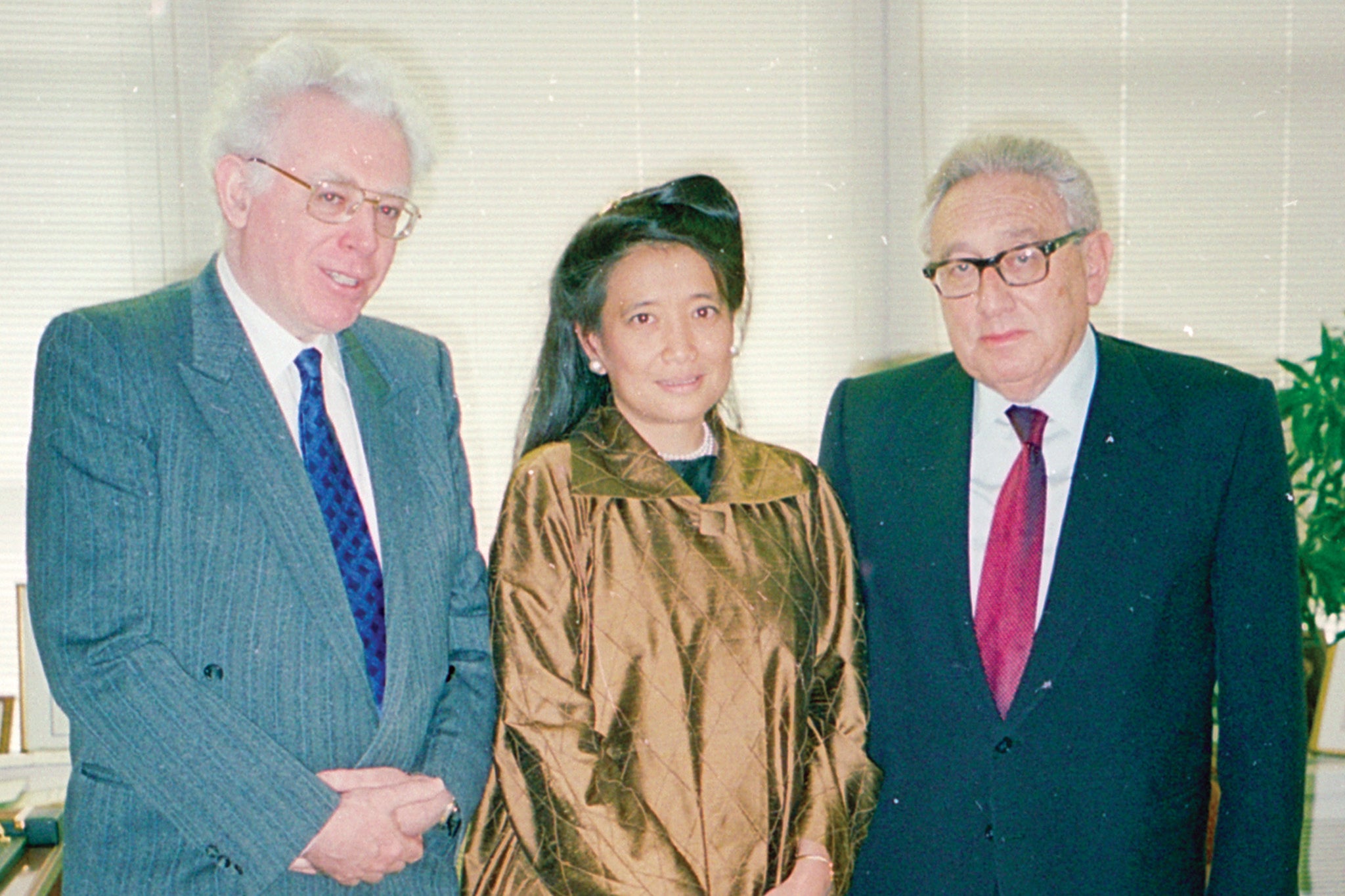 Chang and husband Jon Halliday with Henry Kissinger