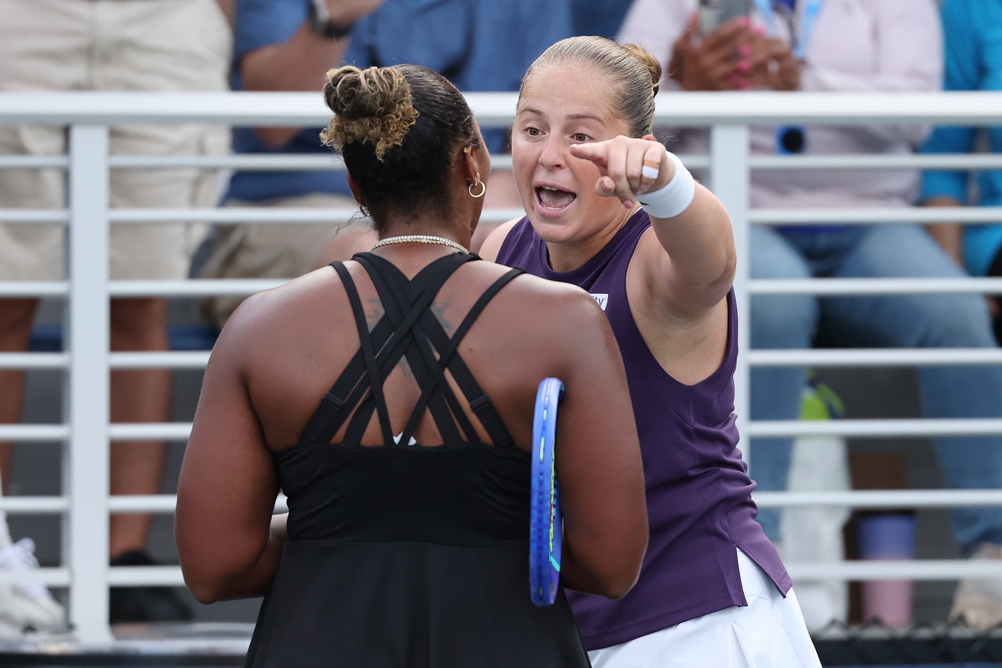 Jelana Ostapenko argumentuje s Taylor Townsend po druhom kole zápasu na US Open