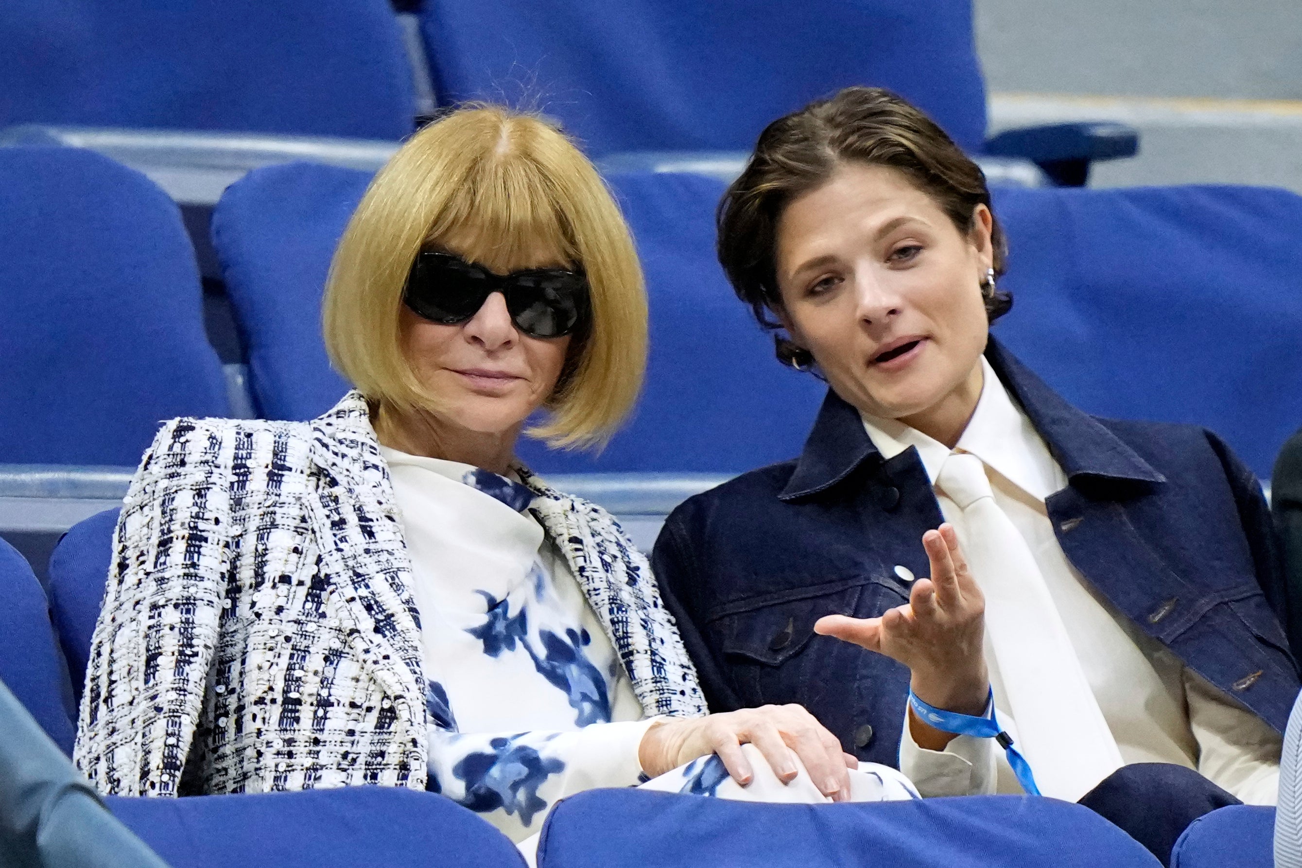 Anna Wintour, à esquerda, assiste a uma partida no US Open (Frank Franklin II/AP)