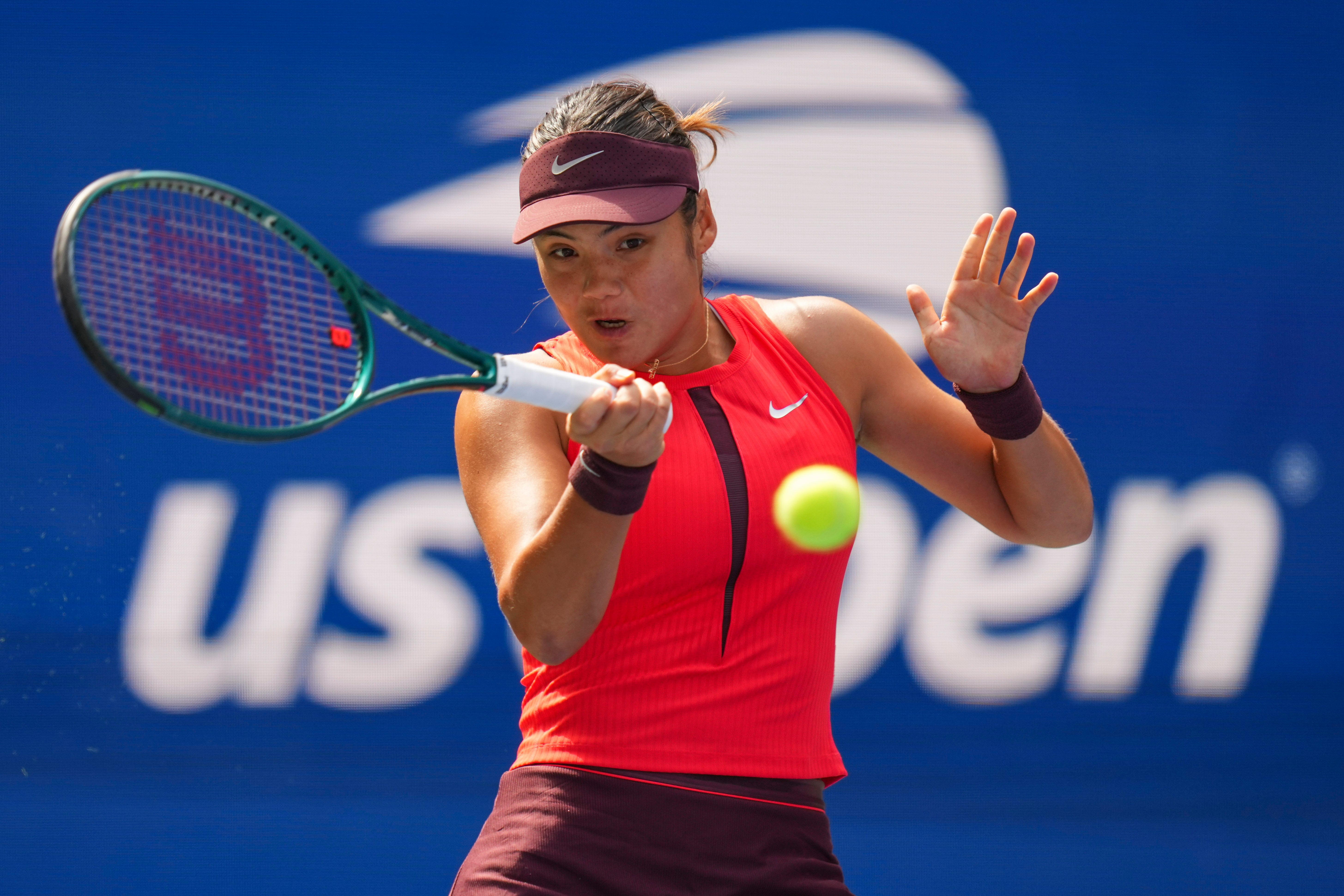 Emma RADUCANU atinge um forehand (Kirsty Wigglesworth/AP)