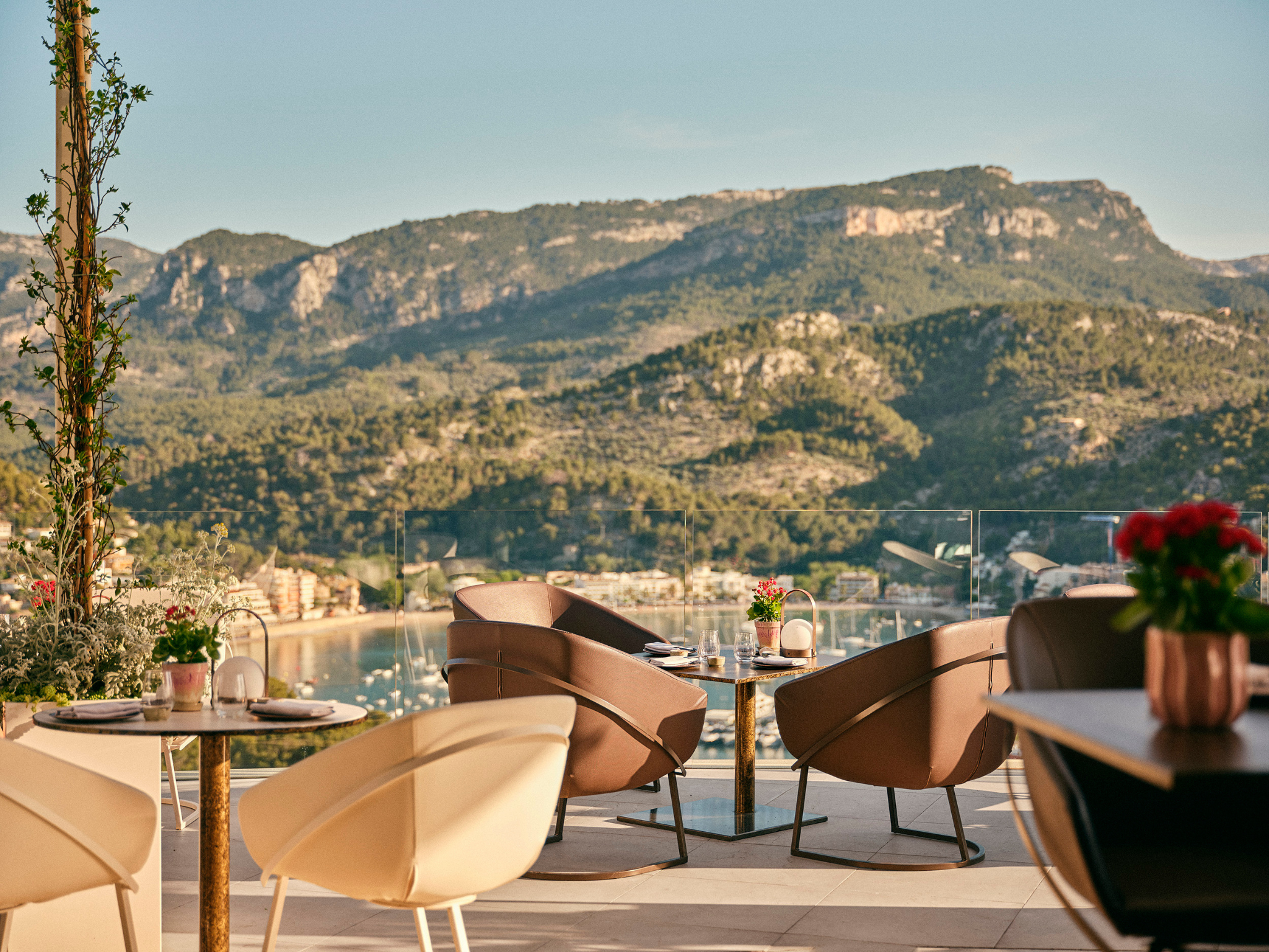 The hotel design intelligence with the natural land of the island and the natural ingredients in it