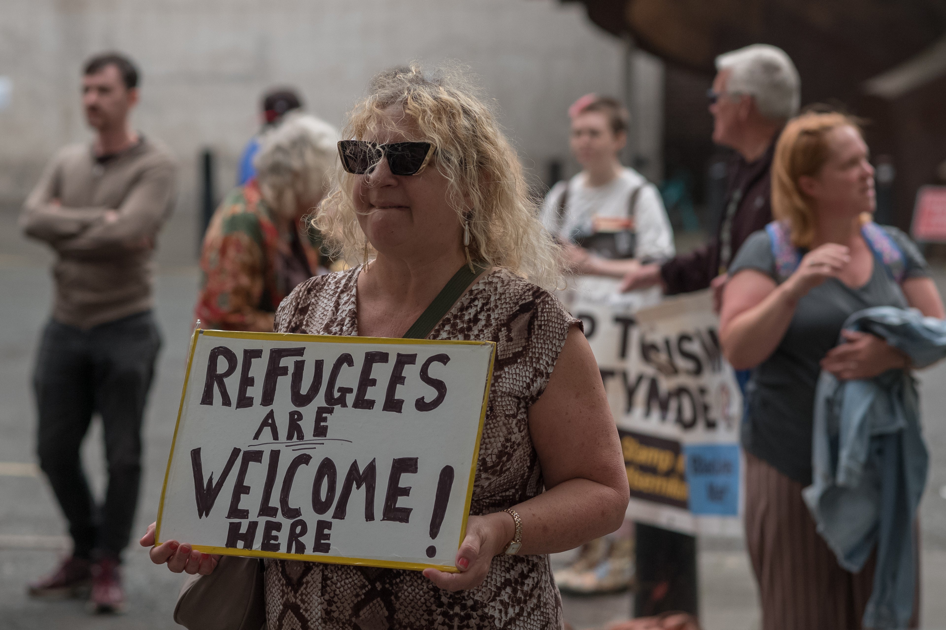 Anti -racist counter demonstrations have met anti -migrant protesters across the UK