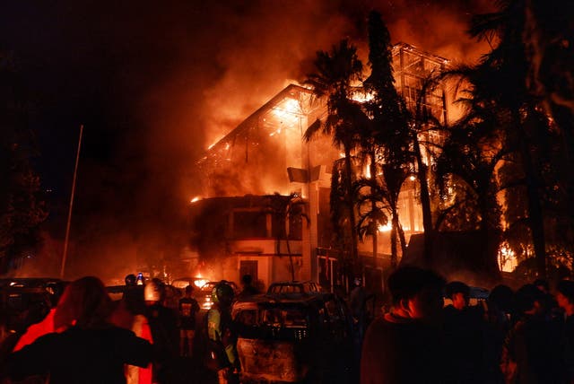<p>Makassar city council building burns</p>