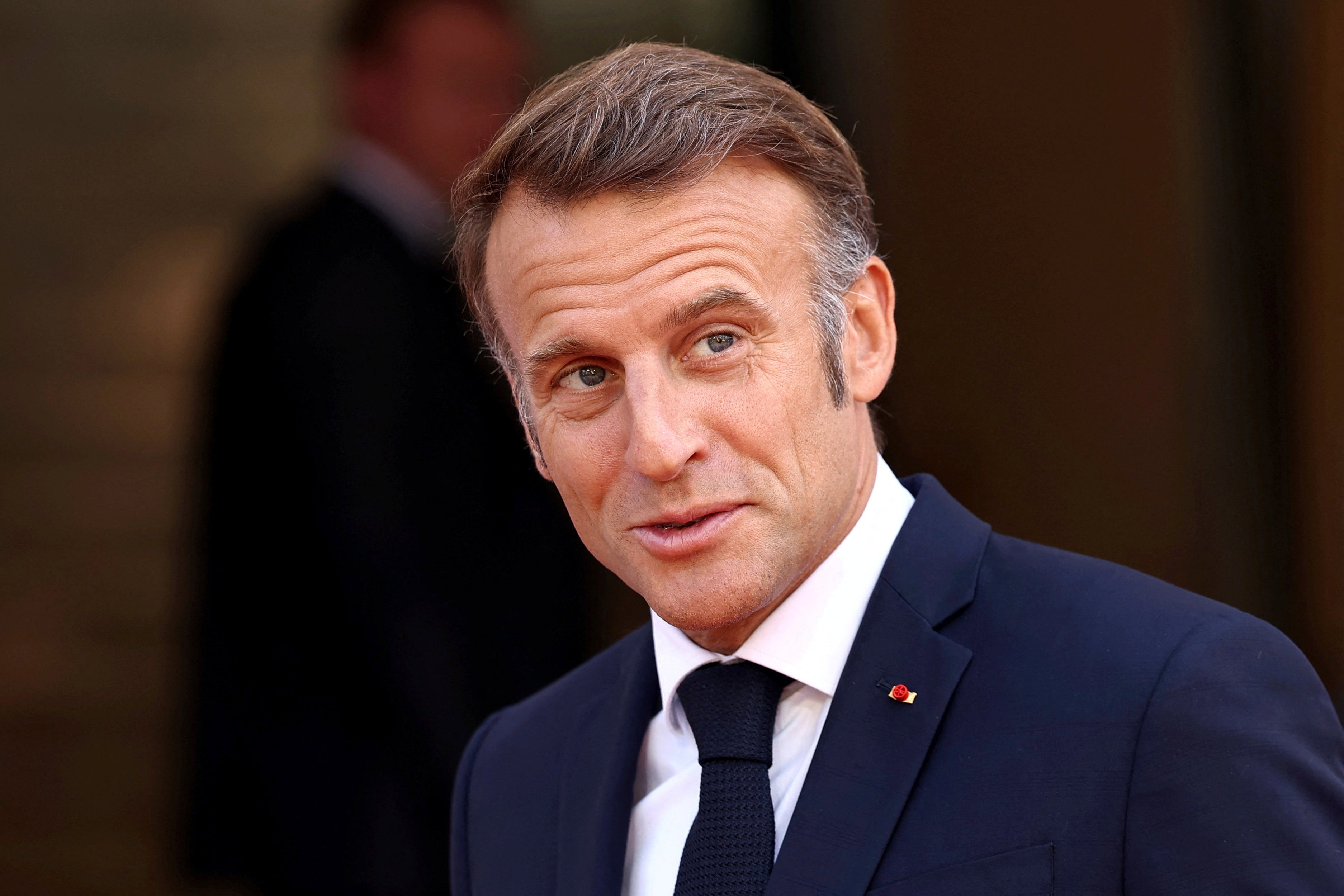 Uma aparente referência ao presidente Emanuel Macron foi encontrada em uma mesquita