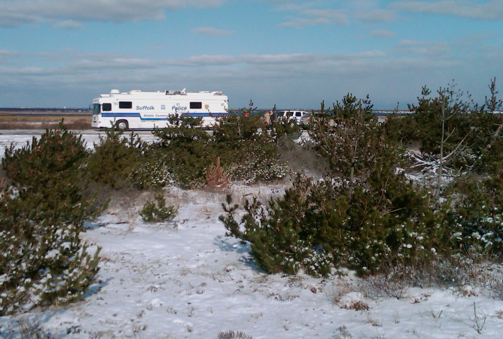 Suffolk County Police conduct a search, Tuesday, Dec. 14, 2010, along a beachfront road in Babylon, N.Y., where four bodies were found during a hunt for a missing New Jersey woman. (AP Photo/Frank Eltman, File)