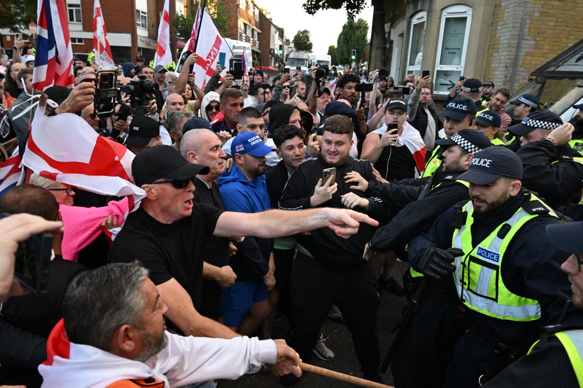 Police clash with anti-migrant protesters marching on Epping council offices