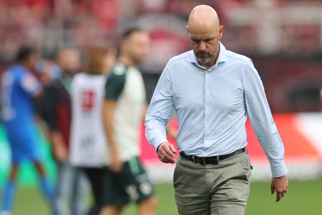 <p>Head coach Erik Ten Hag of Bayer 04 Leverkusen looks dejected after the 3-3 draw of the Bundesliga match between SV Werder Bremen and Bayer 04 Leverkusen</p>