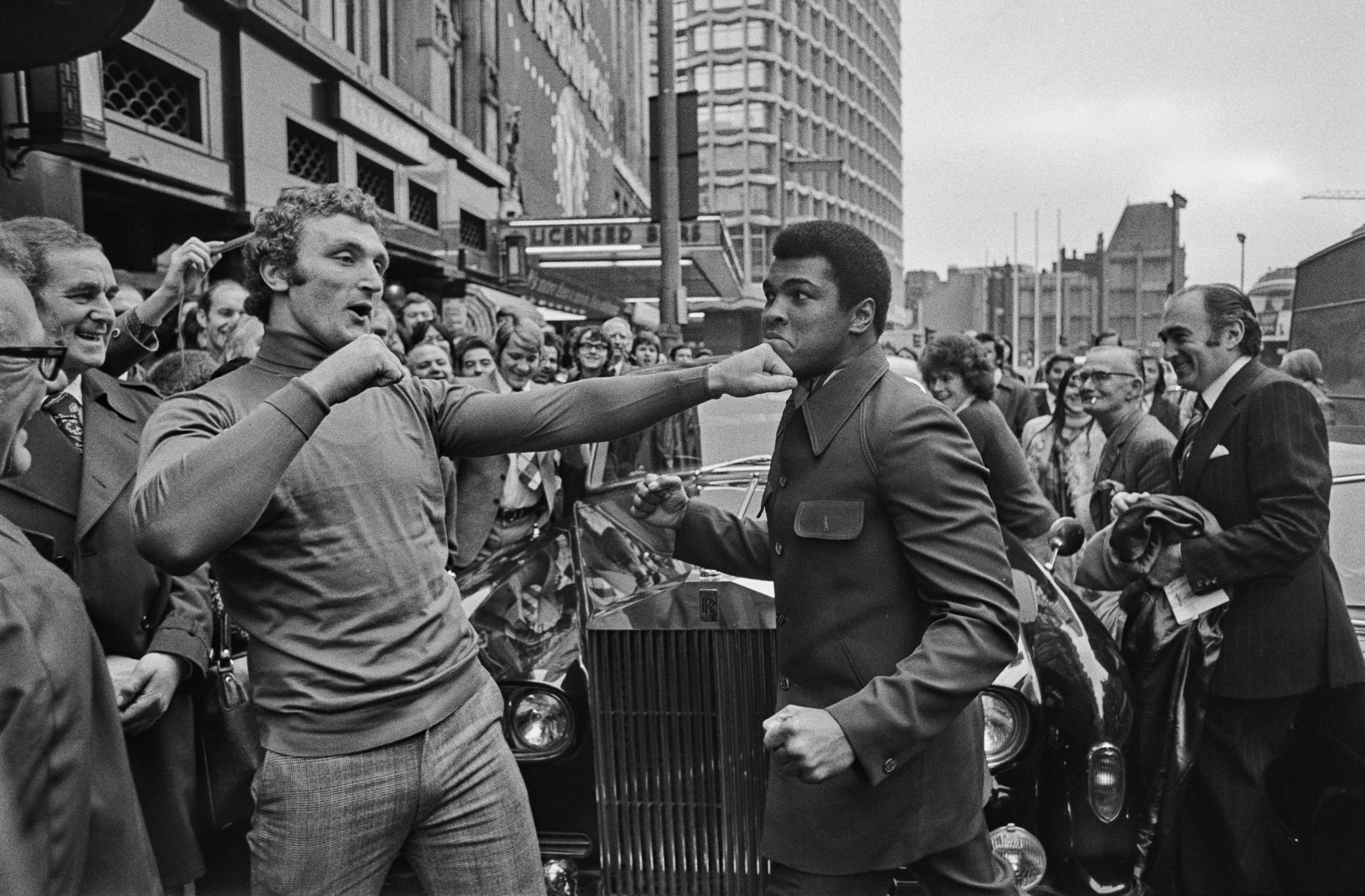 Bugner y Ali en Tottenham Court Road en 1974