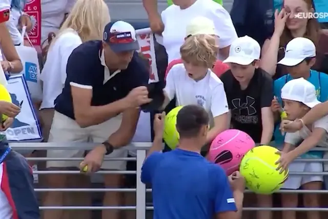 <p>Un hombre arrebata la gorra que Kamil Majchrzak iba a regalar a un niño en el US Open 2025</p>