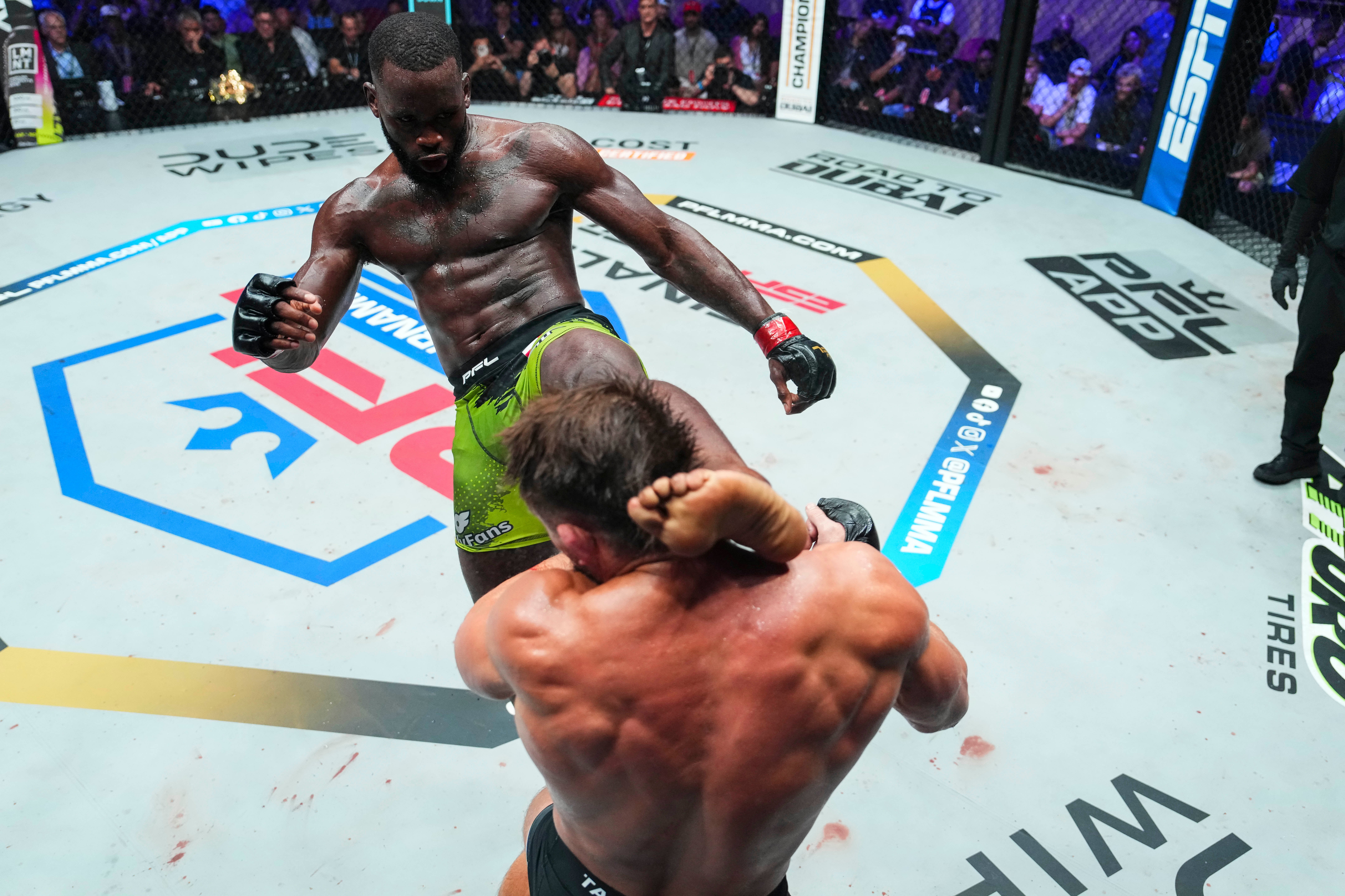 Fabian Edwards acertou um chute alto esquerdo para vencer o PFL Middleweight Championship
