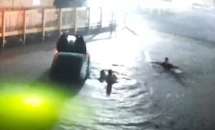 <p>Good Samaritans rescue ride-share driver from sinking car</p>