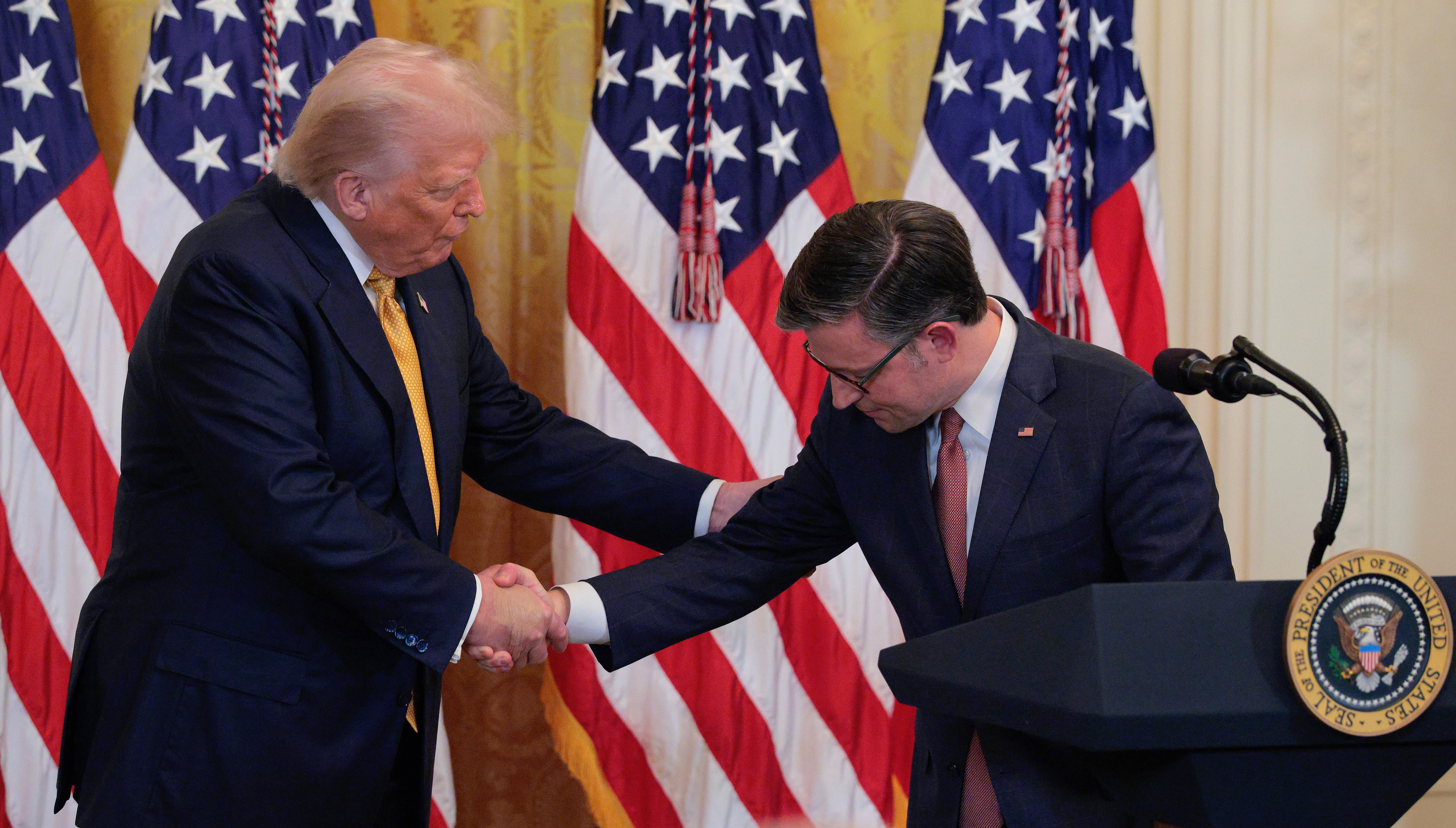 O presidente Donald Trump, presidente da Câmara, Mike Johnson, abandonou a paralisação oficial na maioria dos casos. Essa técnica traz muitos riscos