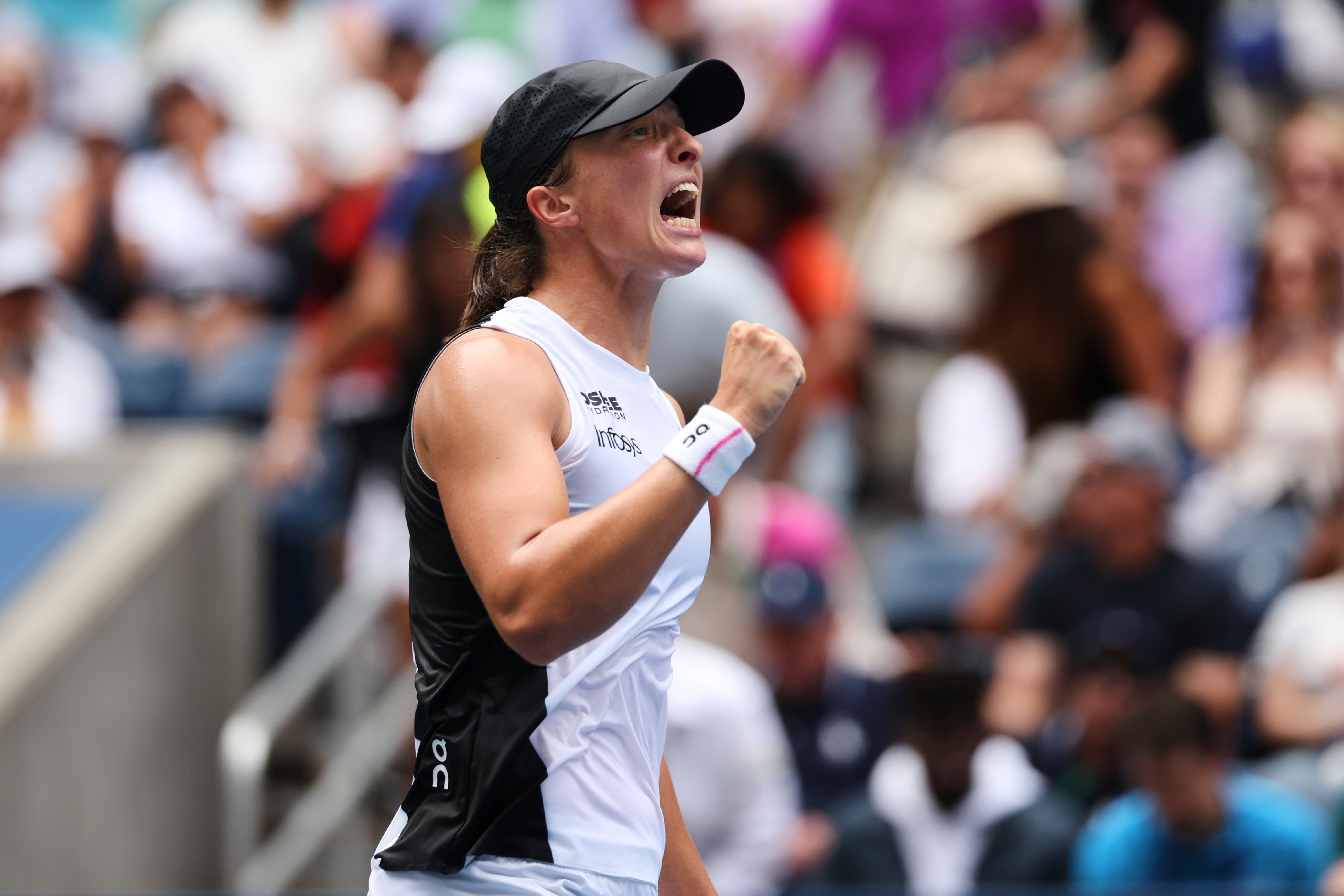 Iga Swiatek facilitou a vitória sobre Ekaterina Alexandrova (Heather Khalifa/AP)