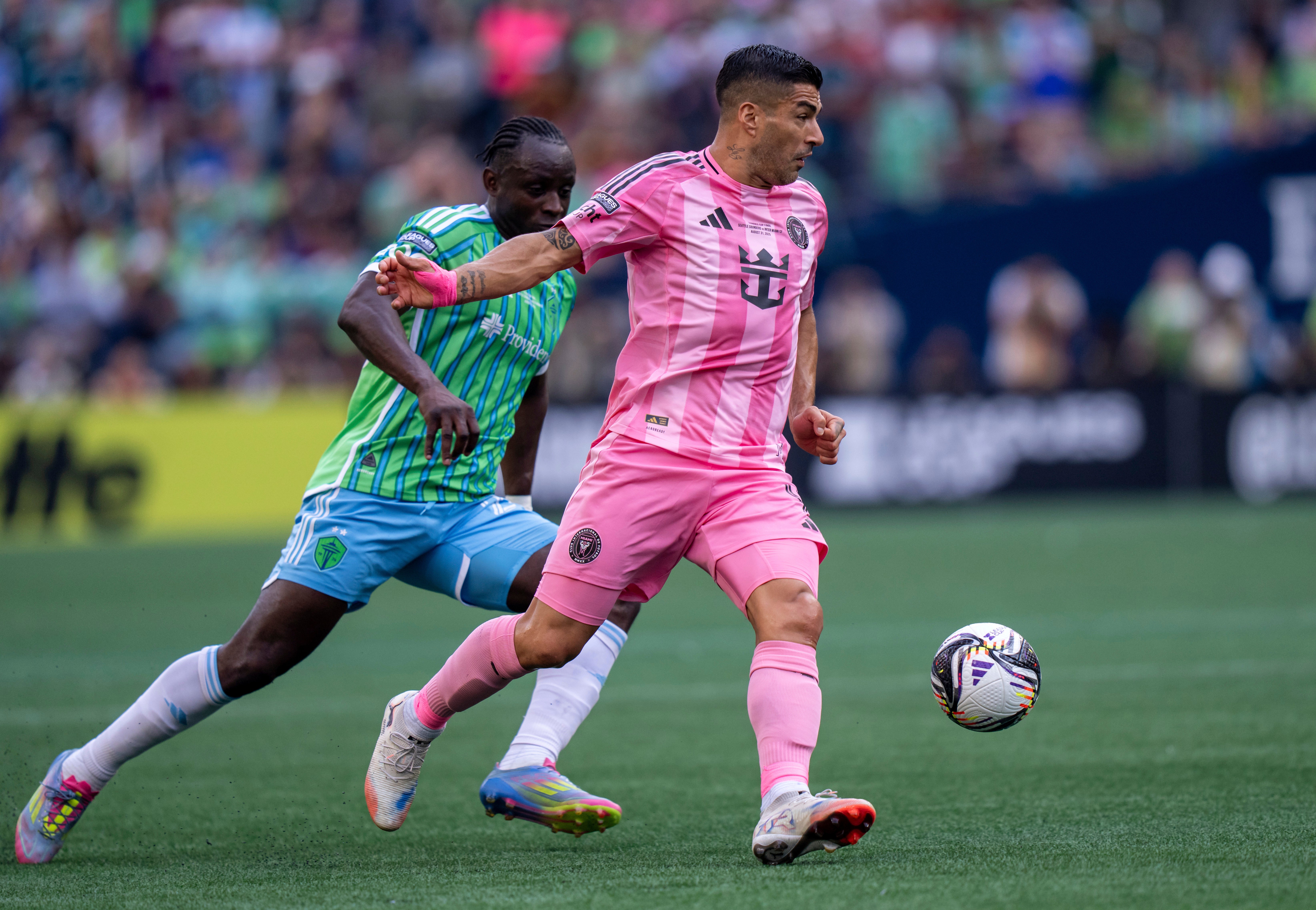 Inter -atacante entre Miami Luis Suarez, à direita, dribles contra o defensor do Seattle Sounders Yeimar Gomez