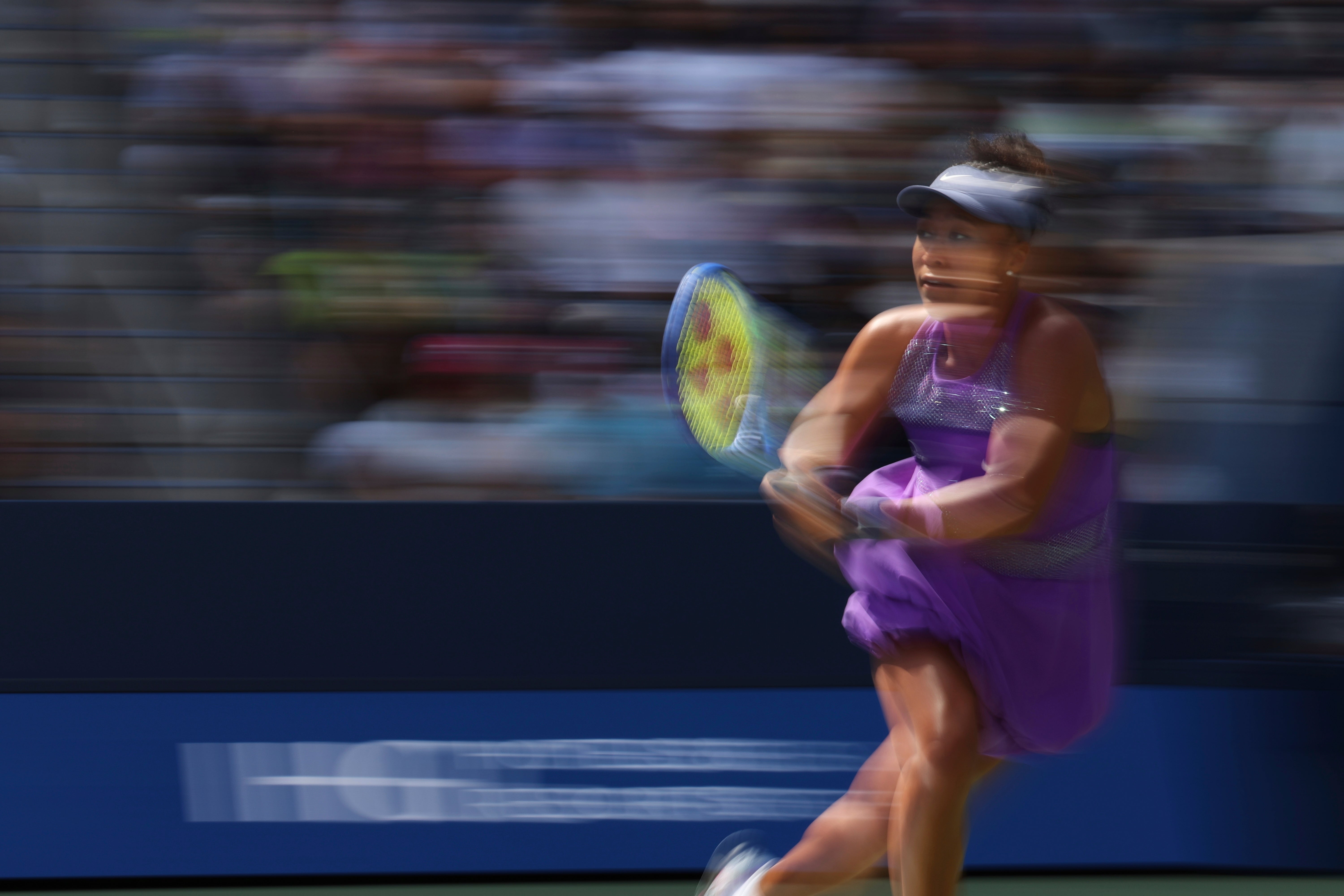Durante a terceira rodada do campeonato de tênis do US Open em Nova York, Naomi Osaka devolveu o tiro à Daria Kasatina da Austrália. (AP Photo/Heather Khalifa)