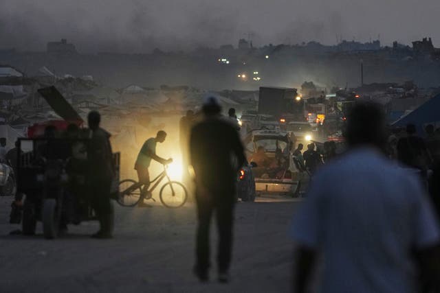 <p>Displaced Palestinians fleeing northern Gaza Strip move with their belongings along the Sea Road, in Gaza City, Monday, Sept. 1, 2025. (AP Photo/Jehad Alshrafi)</p>