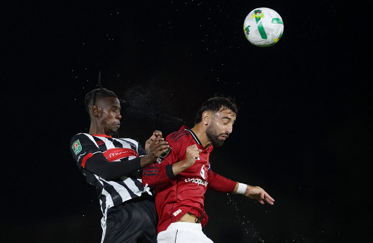 Chính thức: CLB hạng 4 bị kết tội gian lận trong trận thắng M.U 1 Grimsby Town fined for fielding ineligible player in shock cup win over  Manchester United | The Independent