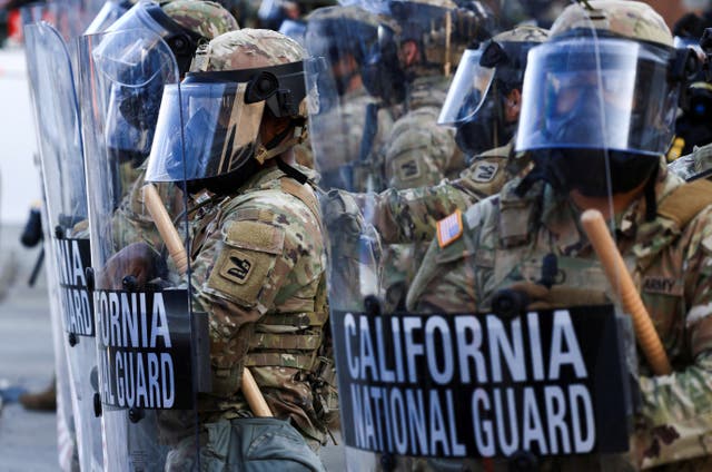 <p>Un juez federal prohibió al gobierno de Trump desplegar a la Guardia Nacional y a cualquier otra fuerza militar en California, tras determinar que el presidente envió ilegalmente tropas al estado en respuesta a las protestas contra las redadas del ICE</p>