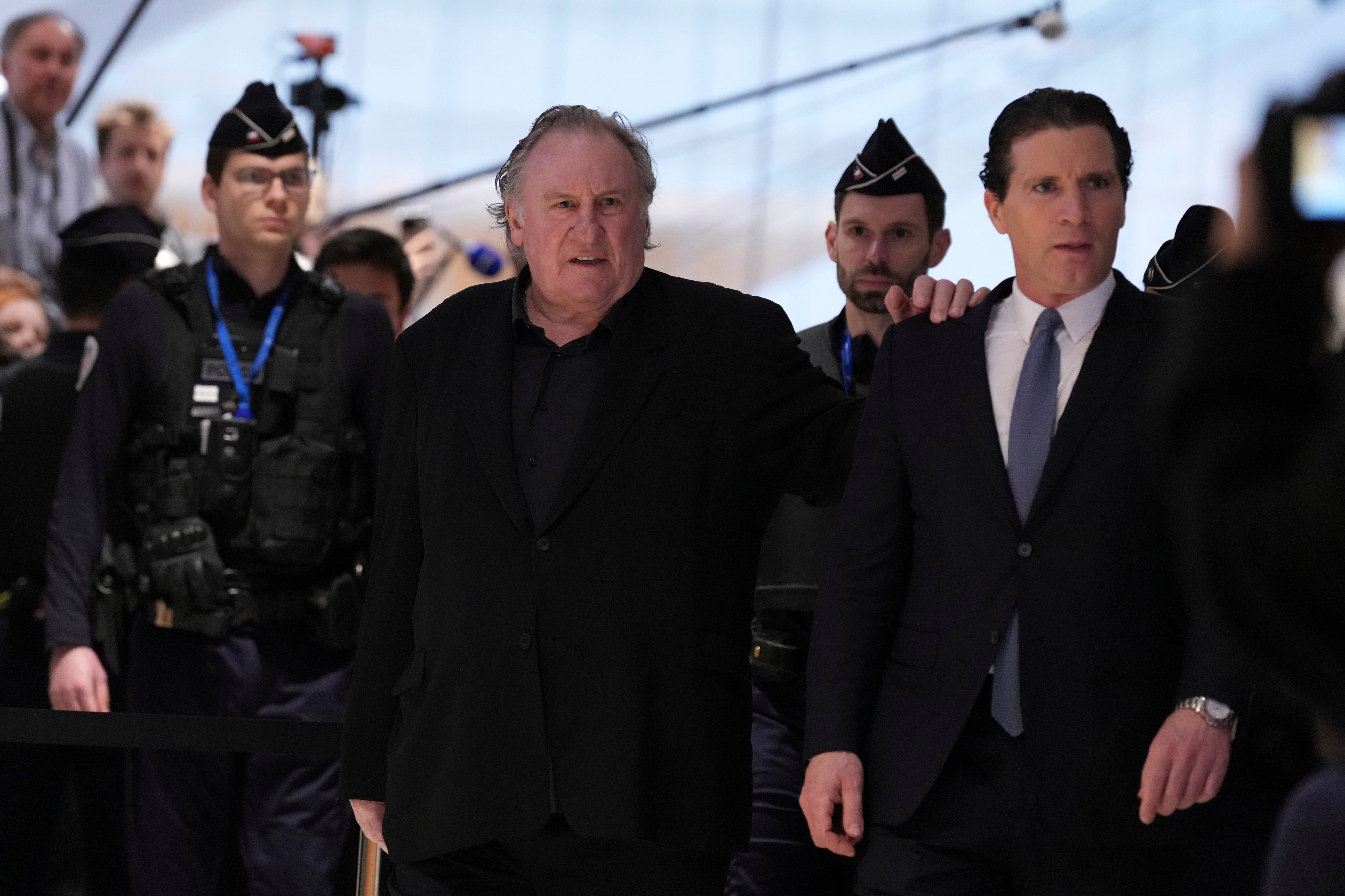 VIOLENCIA SEXUAL- GÉRARD DEPARDIEU
