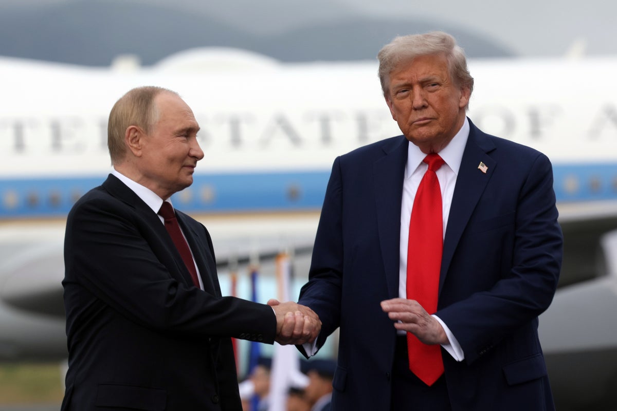 Ukrayna-Rusya savaşının son durumu: Kiev St Petersburg petrol limanını vururken Trump telefon görüşmesinde Putin'e 'çözüm' önerdi