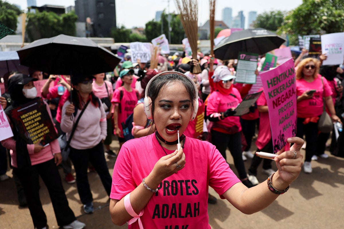 Indonesia protests: Why women dressed in pink are joining demonstrations with brooms Indonesia protests: Why women dressed in pink are joining demonstrations with brooms