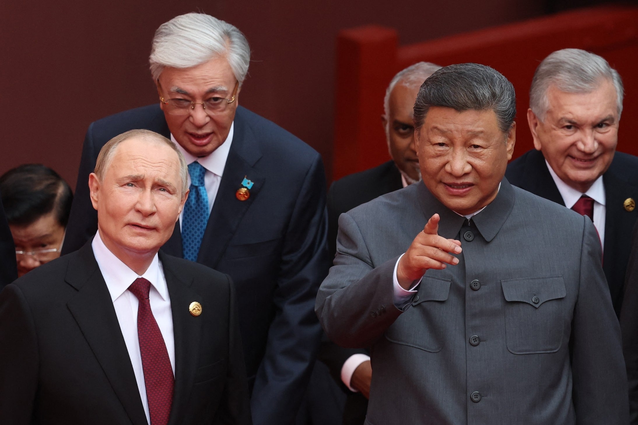 <p>Russia's President Vladimir Putin (L) speaks with China's President Xi Jinping</p>