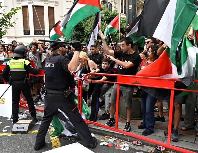 <p>A large demonstration at the finish line forced the neutralisation of stage 11</p>