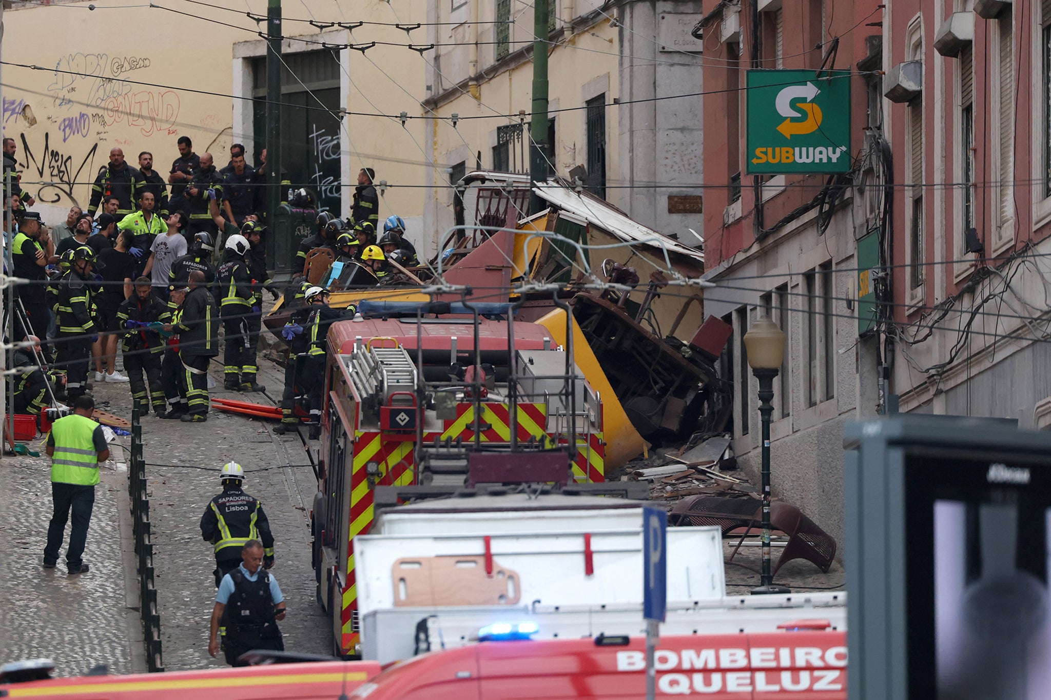 Al menos tres personas han muerto después de que el funicular se descarriló en Lisboa el miércoles por la noche.
